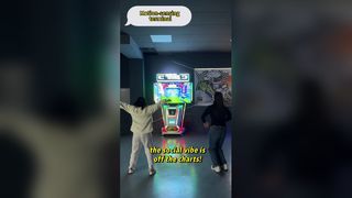 Mesin Permainan Olahraga Layar Interaktif HD 65 Inci | Game Olahraga Arkade Penginderaan Gerak 2 Pemain | Seru